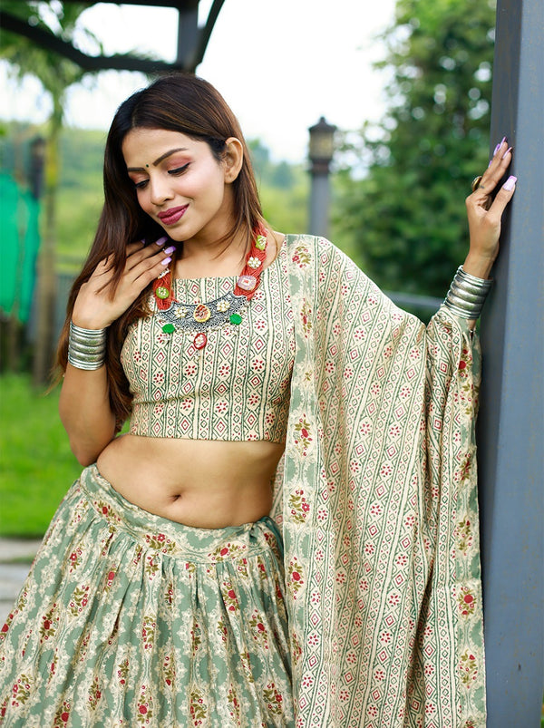 Have a great chanderi material choli to embrace your wearing style. this will give peerless look on your special day
