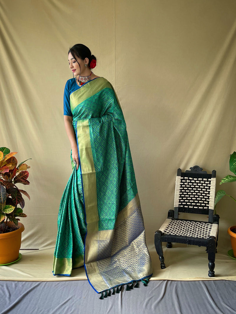 PATOLA BANDHEJ WEAVING SILK SAREES WITH WEAVING GOLD ZARI BORDER, CONTRAST WEAVING RICH PALLU ATTACHED WITH TASSELS.