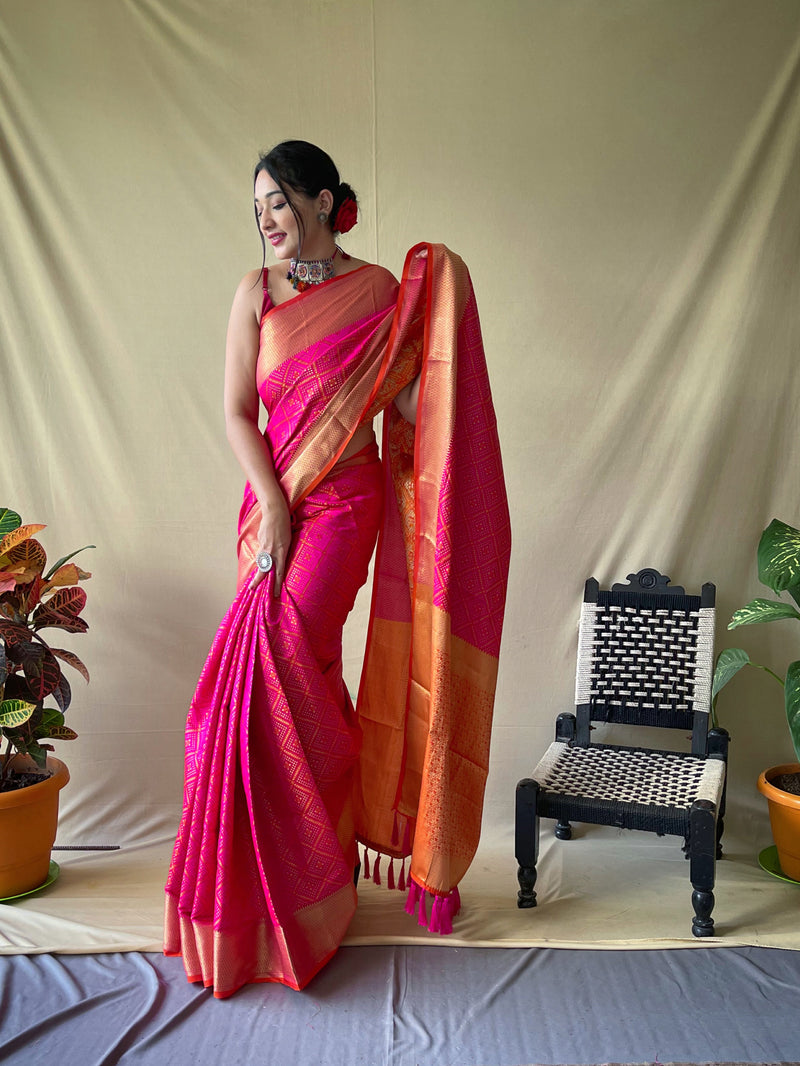 PATOLA BANDHEJ WEAVING SILK SAREES WITH WEAVING GOLD ZARI BORDER, CONTRAST WEAVING RICH PALLU ATTACHED WITH TASSELS.
